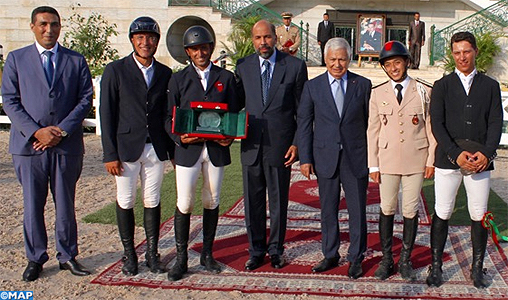 Photo of Concours officiel de saut d’obstacles de la Garde Royale: Le cavalier Ali Al Ahrach remporte le Grand Prix de SM le Roi Mohammed VI…