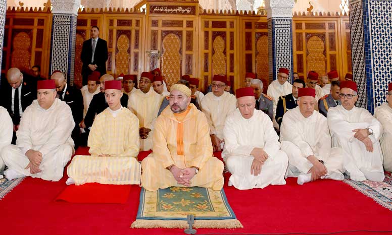 Photo of SM le Roi, Amir Al Mouminine, accomplit la prière du vendredi à la mosquée Hassan à Rabat