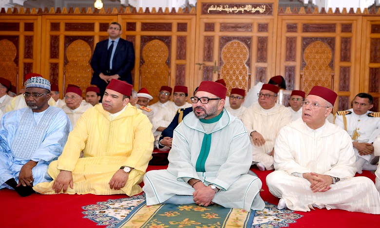 Photo of SM le Roi, Amir Al Mouminine, a accompli la prière du Vendredi à la mosquée Hassan II à Casablanca