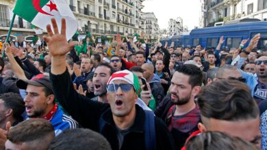 Photo of Algérie : Des milliers de manifestants marchent en ce moment vers le Parlement !