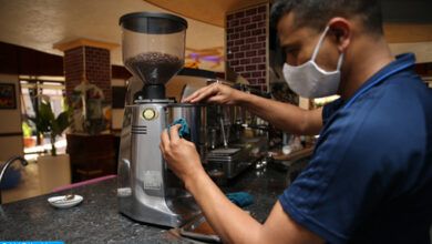 Photo of Casablanca-Settat: les serveurs de cafés et restaurants doublement accablés !