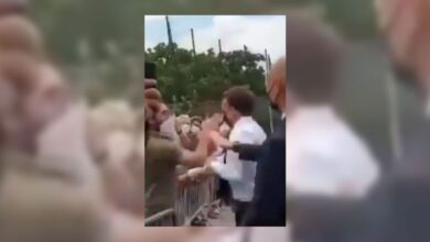 Photo of Urgent : Emmanuel Macron giflé par un homme lors d’un déplacement ! (vidéo)