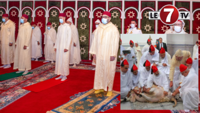 Photo of Le Roi Mohammed VI, accomplit la prière de l’Aïd Al-Adha et procède au rituel du sacrifice du mouton !