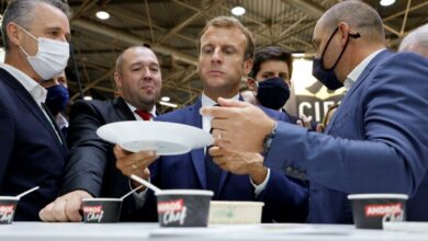 Photo of Emmanuel Macron cible d’un jet d’oeuf lors d’un déplacement à lyon :