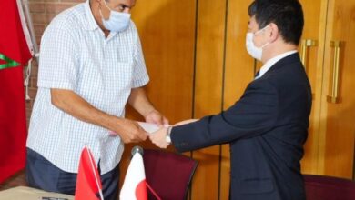 Photo of Signature de deux contrats de don relatifs aux nouveaux projets locaux entre l’Ambassade du Japon et deux associations marocaines.