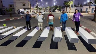 Photo of Tan Tan:Des jeunes à El Ouatia prennent l’initiative et dessinent un passage piétons :