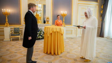 Photo of L’ambassadeur de Sa Majesté Le Roi à la Haye présente ses lettres de créance au souverain des Pays-Bas