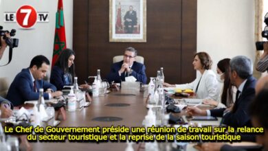 Photo of Le Chef de Gouvernement préside une réunion de travail sur la relance du secteur touristique et la reprise de la saison touristique