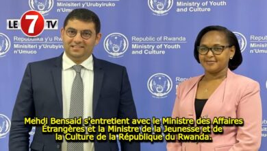 Photo of Mehdi Bensaid s’entretient avec le Ministre des Affaires Étrangères et la Ministre de la Jeunesse et de la Culture de la République du Rwanda.