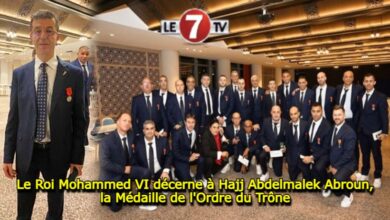 Photo of Le Roi Mohammed VI décerne à Hajj Abdelmalek Abroun, Chef de la Délégation Marocaine à la Coupe du Monde Qatar 2022, la Médaille de l’Ordre du Trône