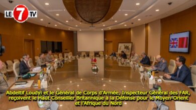 Photo of Abdeltif Loudyi et le Général de Corps d’Armée, Inspecteur Général des FAR, reçoivent le Haut Conseiller Britannique à la Défense pour le Moyen-Orient et l’Afrique du Nord