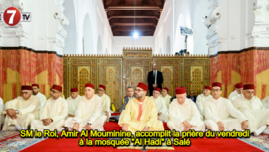 Photo of SM le Roi, Amir Al Mouminine, accomplit la prière du vendredi à la mosquée « Al Hadi » à Salé