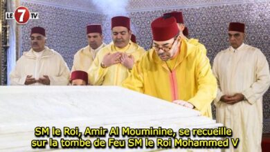 Photo of SM le Roi, Amir Al Mouminine, se recueille sur la tombe de Feu SM le Roi Mohammed V