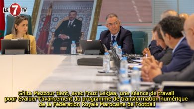 Photo of Ghita Mezzour tient avec Fouzi Lekjaa, une séance de travail pour évaluer l’avancement du programme de transformation numérique de la Fédération Royale Marocaine de Football