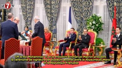 Photo of SM le Roi Mohammed VI et le Président Emmanuel Macron président la cérémonie de signature de plusieurs accords entre le Royaume du Maroc et la République Française